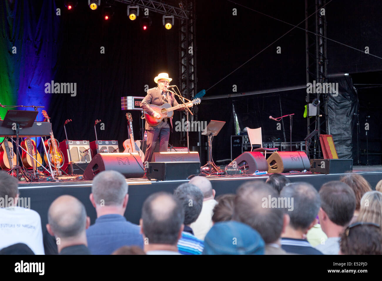 Elvis Costello sul palco, a Kew la musica, luglio 2014, Kew Gardens London REGNO UNITO Foto Stock