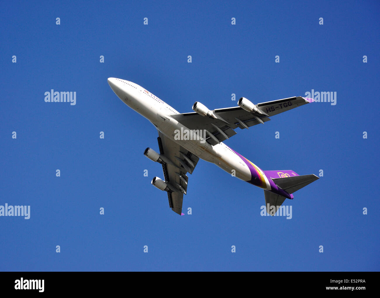 Thai Airways International Boeing 747-4D7 aeromobili in fase di decollo dall'aeroporto di Heathrow, Greater London, England, Regno Unito Foto Stock