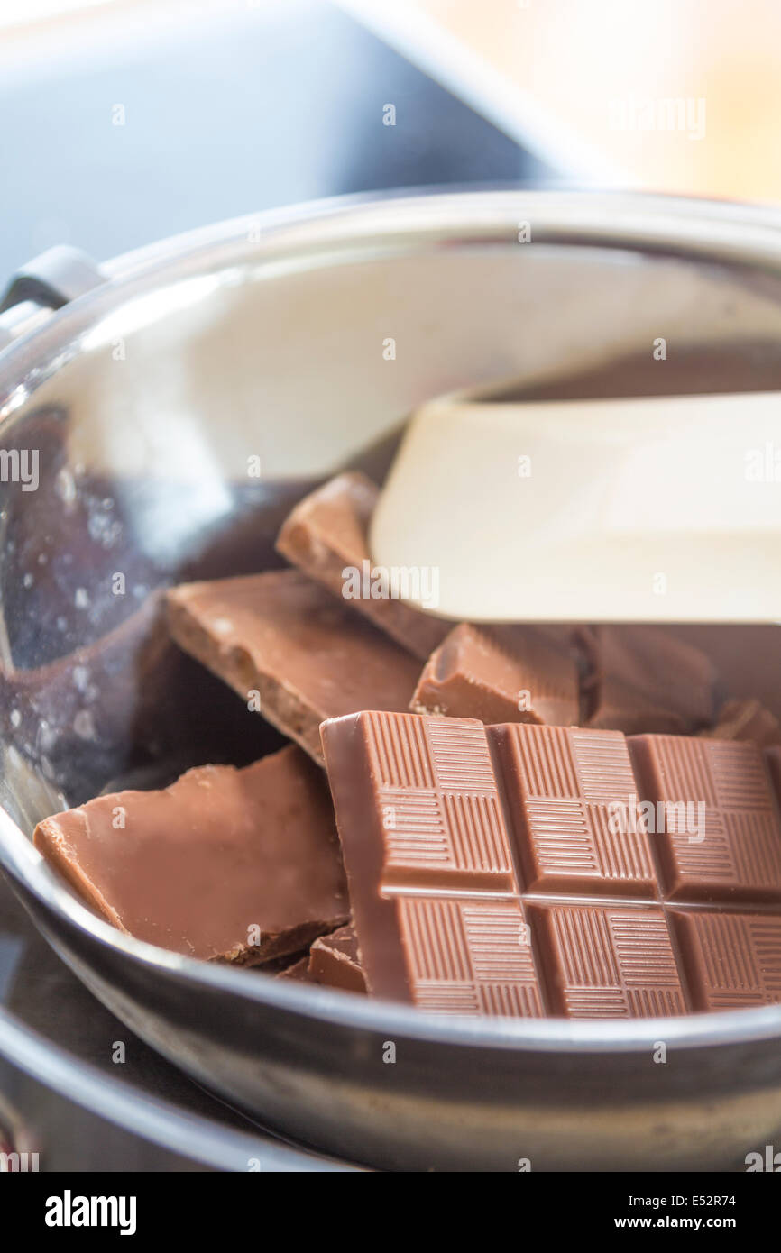 Fusione di una barretta di cioccolato in una pentola di cottura Foto Stock