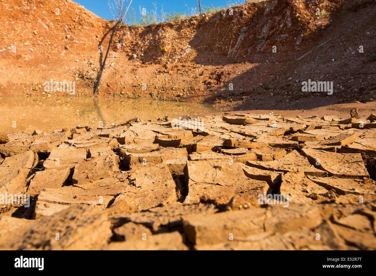 Un agricoltori Watering Hole asciugando fuori vicino a Sivota, Grecia. Il cambiamento climatico sta causando Mediterraneo meridionale Paesi a diventare più calde e secche. Foto Stock
