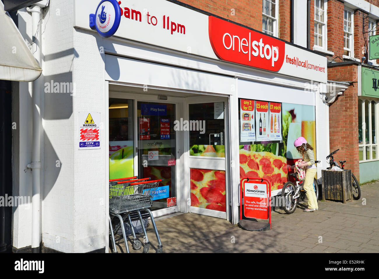 One Stop store, High Street, Hartley Wintney, Hampshire, Inghilterra, Regno Unito Foto Stock