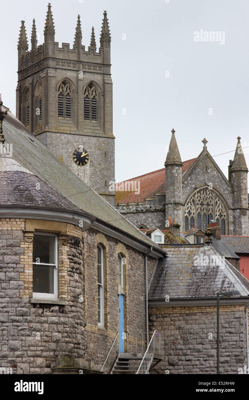 La torre e la navata della chiesa di Tutti i Santi, Brixham, Devon, aumenta al di sopra di costruzioni locali Foto Stock