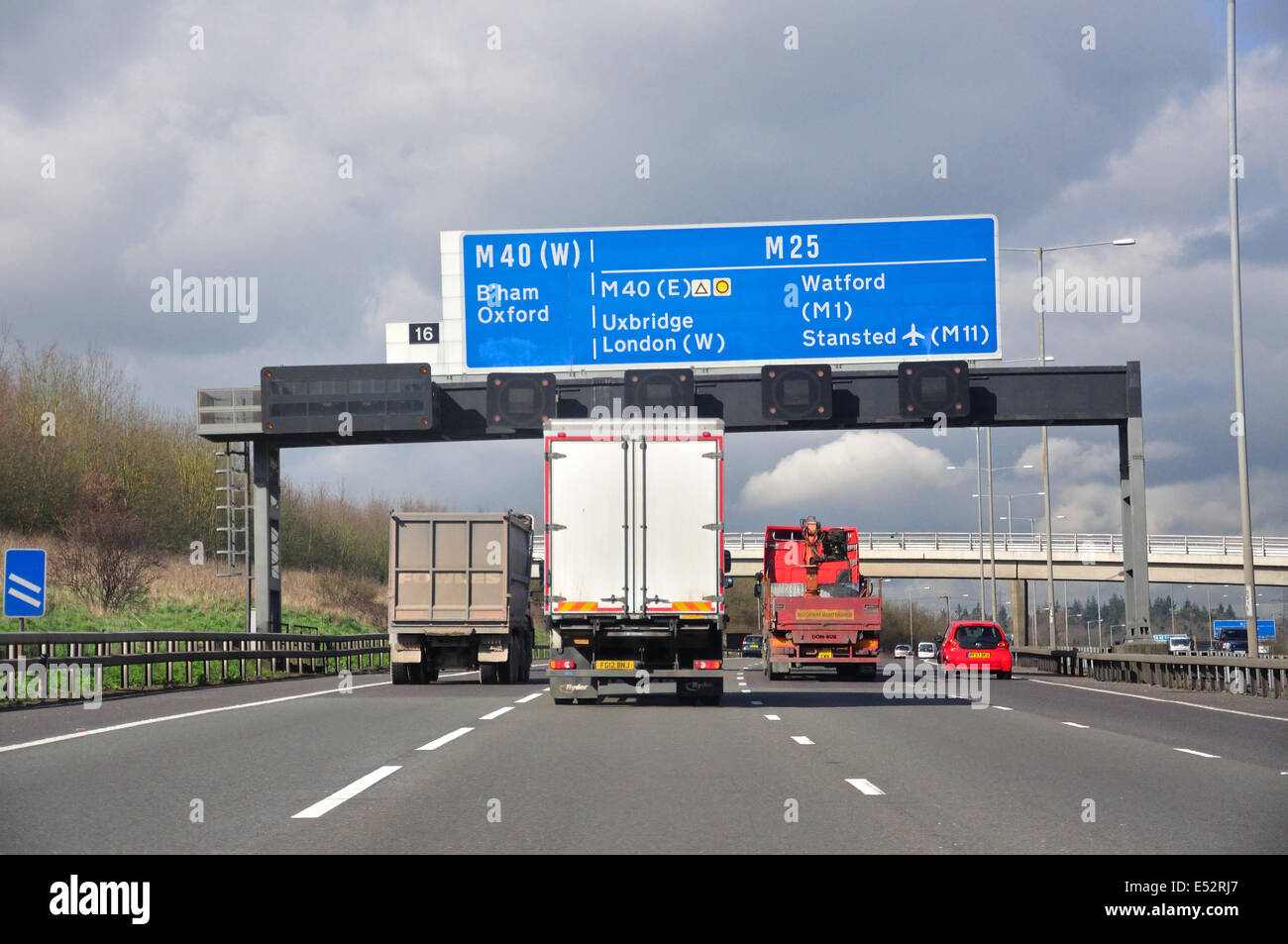 M40 svincolo sulla M25 Autostrada, Buckinghamshire, Inghilterra, Regno Unito Foto Stock