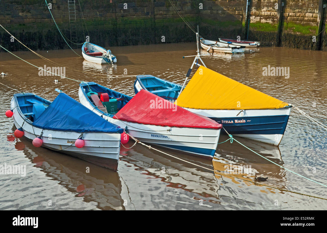 Le barche da pesca del Northumberland Coble ormeggiate a ambolo Harbour Northumberland nel nord-est dell'Inghilterra Foto Stock
