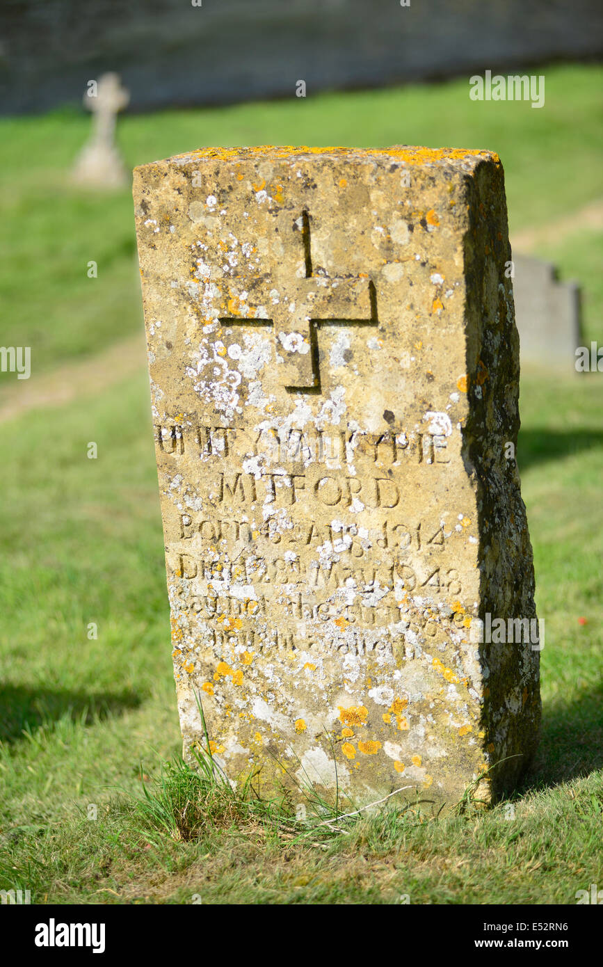 Unity Mitford la sua tomba nel cimitero Swinbrook Foto Stock