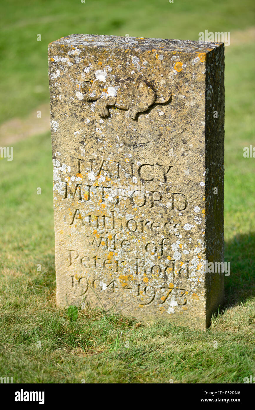 Nancy Mitford la sua tomba nel cimitero Swinbrook Foto Stock