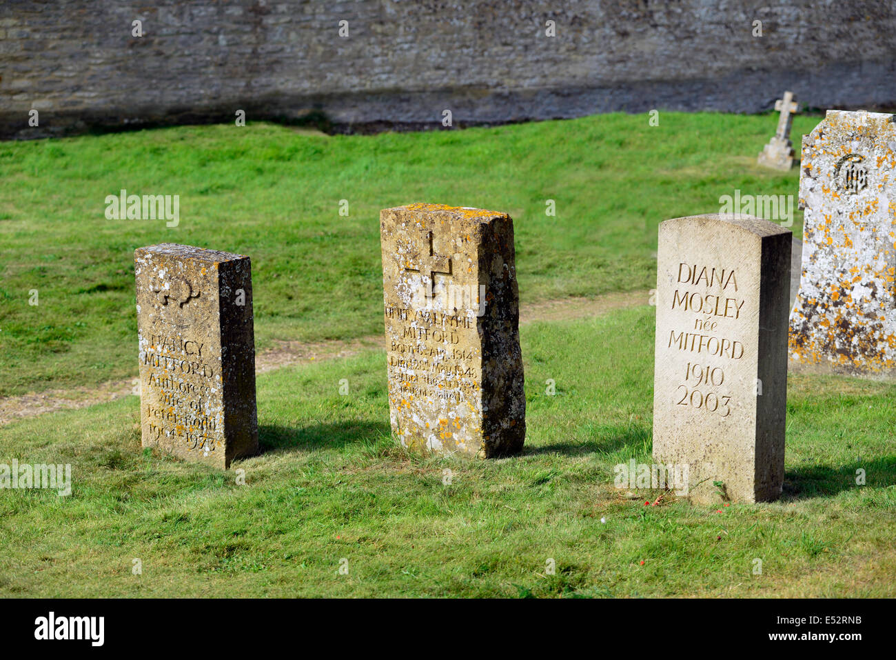 Tombe dei tre sorelle Mitford (Nancy, Unity e Diana) in Swinbrook sagrato Oxfordshire. Foto Stock