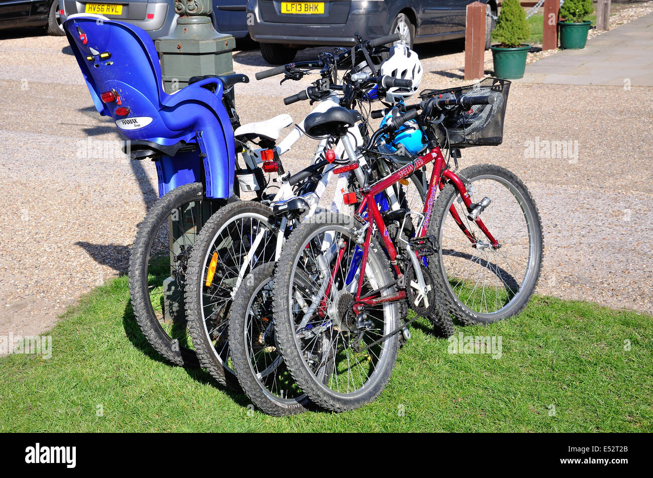 Le biciclette parcheggiate a Windsor Farm Shop, Datchet Road, Old Windsor, Berkshire, Inghilterra, Regno Unito Foto Stock