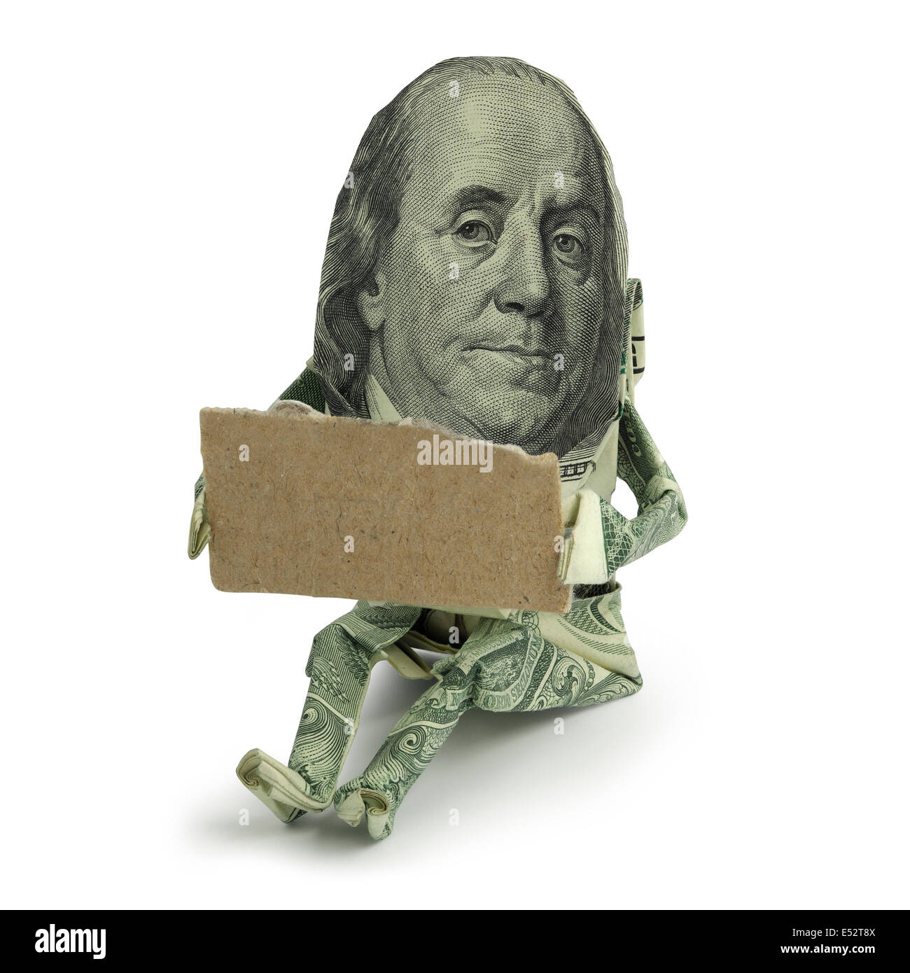 Origami figura umana fatta di U.S. carta moneta seduta con un cartone vuoto segno tenuto davanti a lui come se egli è elemosina. Foto Stock