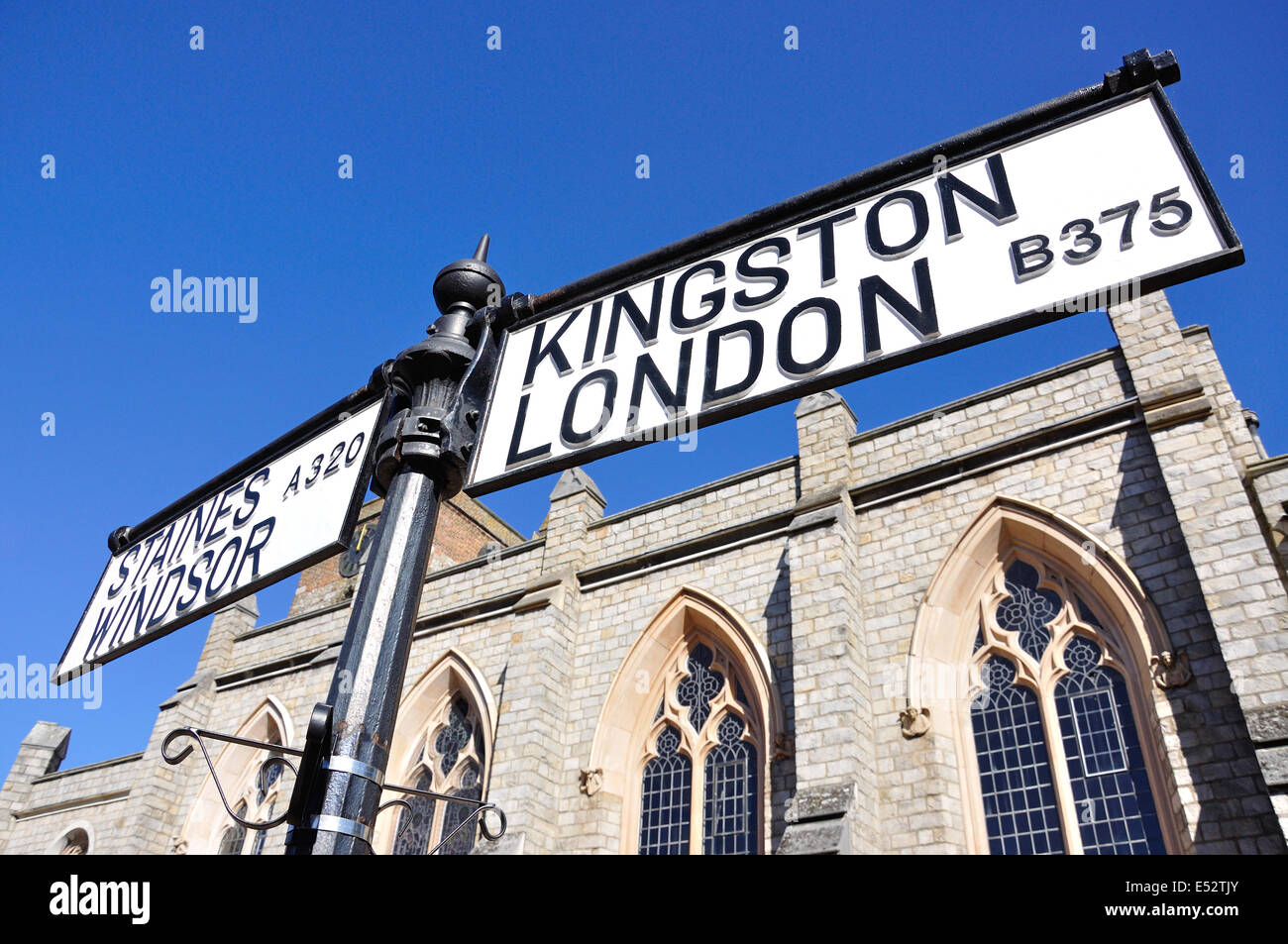 Vintage road sign post dalla chiesa di San Pietro, Windsor Street, Chertsey, Surrey, England, Regno Unito Foto Stock