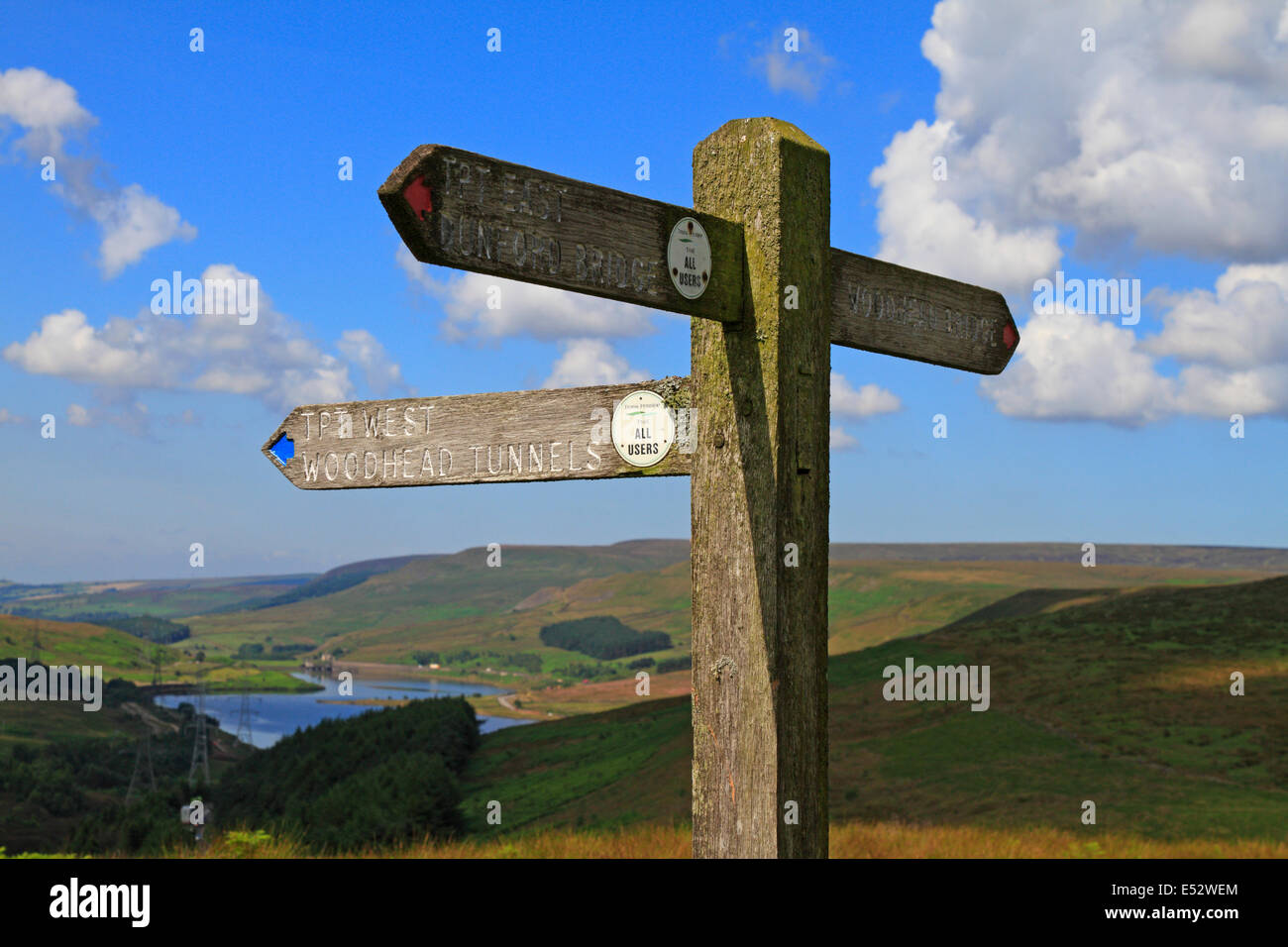 Trans Pennine Trail waymarker e distante Woodhead serbatoio in Longdendale, Derbyshire, Parco Nazionale di Peak District, Inghilterra, Regno Unito. Foto Stock