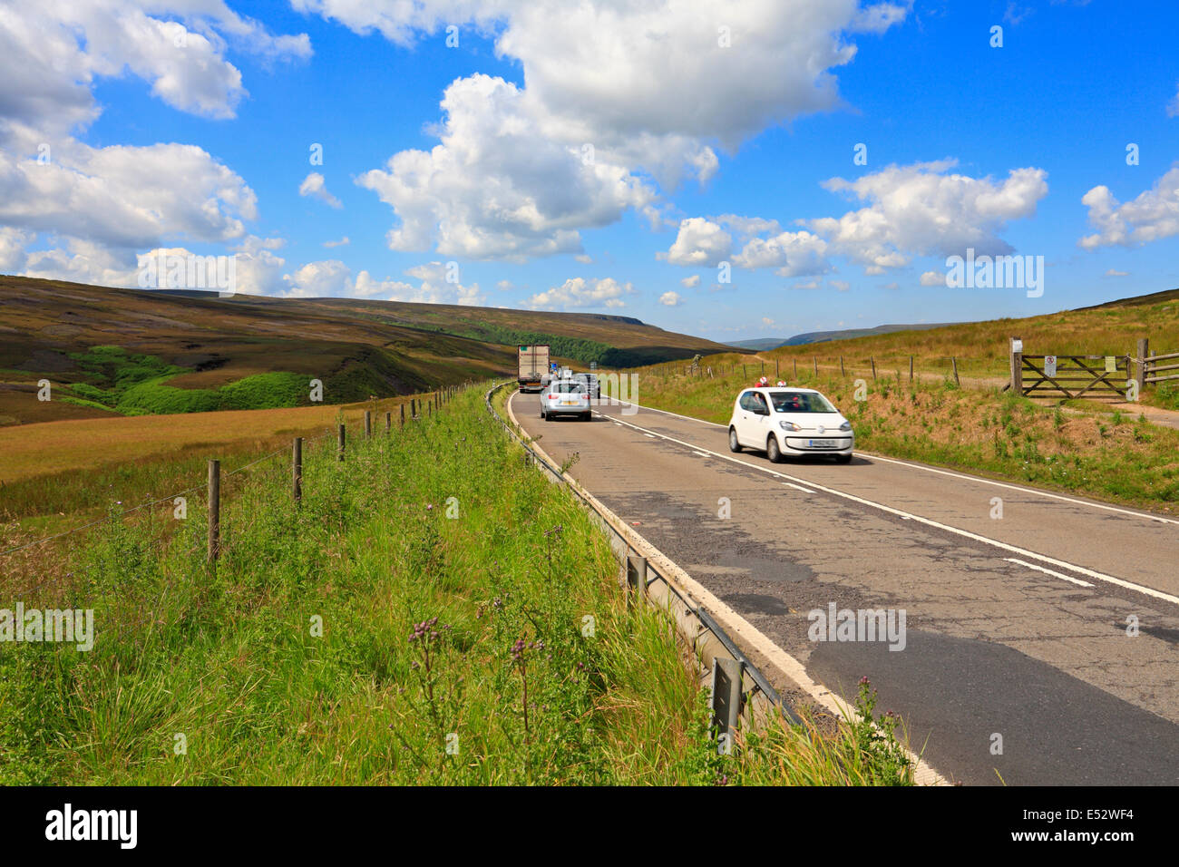 Il traffico su Woodhead passano in Longdendale, Derbyshire, Parco Nazionale di Peak District, Inghilterra, Regno Unito. Foto Stock