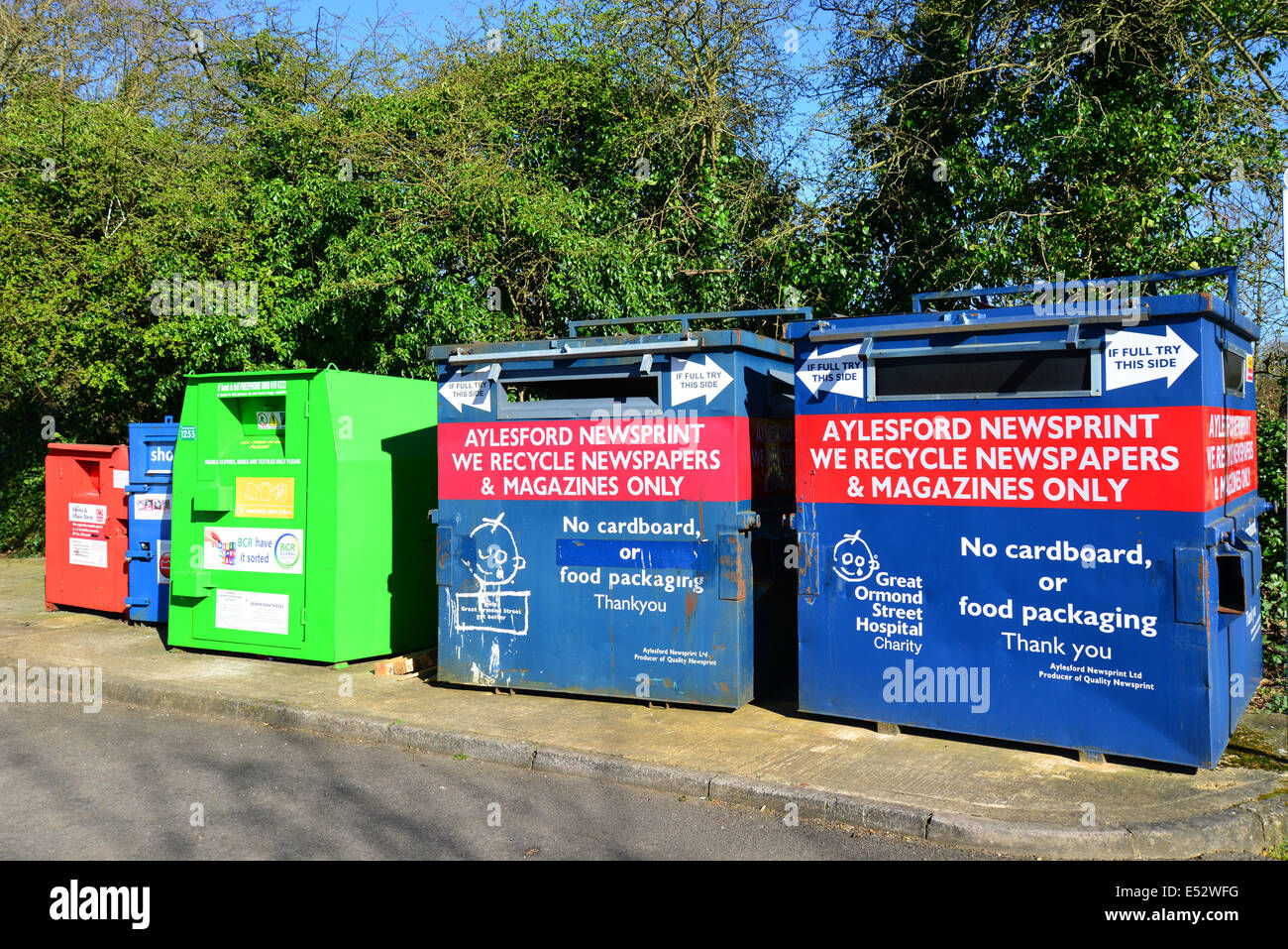 Cassonetti per il riciclaggio in parcheggio, High Street, Chobham, Surrey, England, Regno Unito Foto Stock