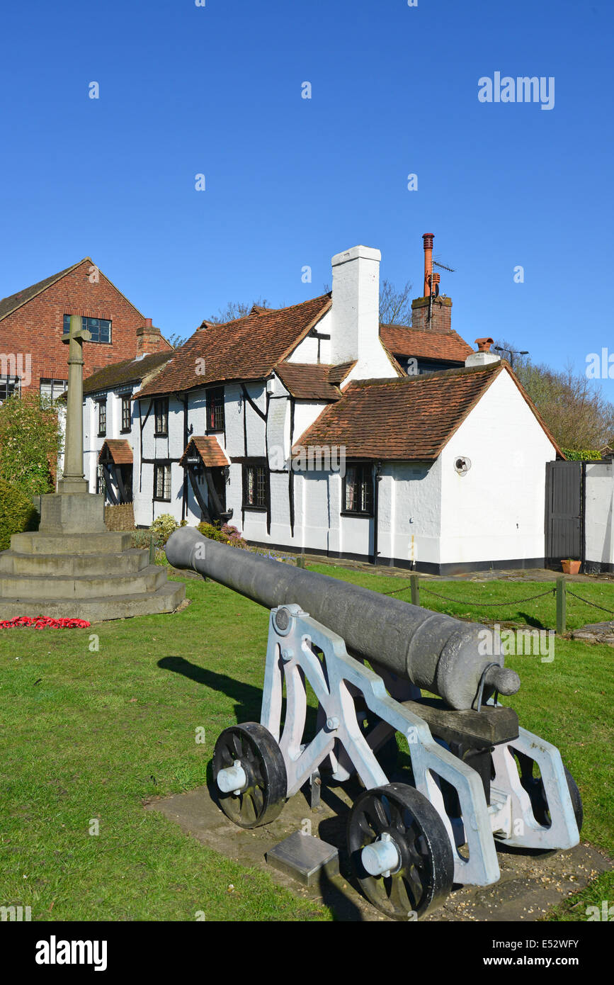 Chobham Cannon e Cottage, High Street, Chobham, Surrey, England, Regno Unito Foto Stock