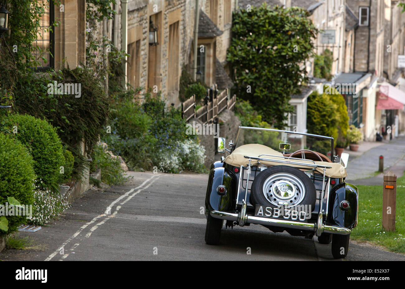 Un nero MG TF classico auto parcheggiate in Cotswold città di Burford, Oxfordshire, England, Regno Unito Foto Stock