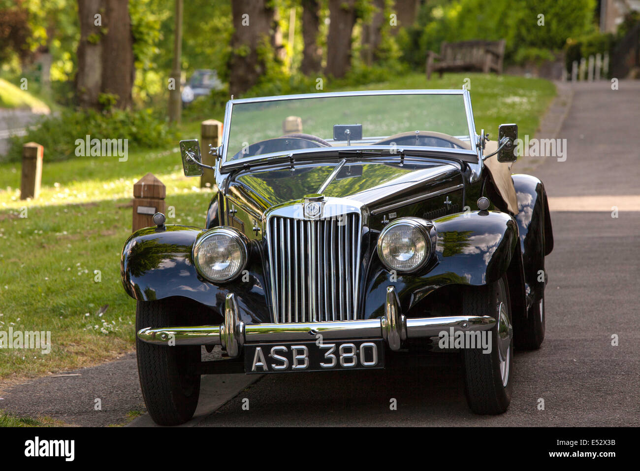 Un nero MG TF classic car, England, Regno Unito Foto Stock