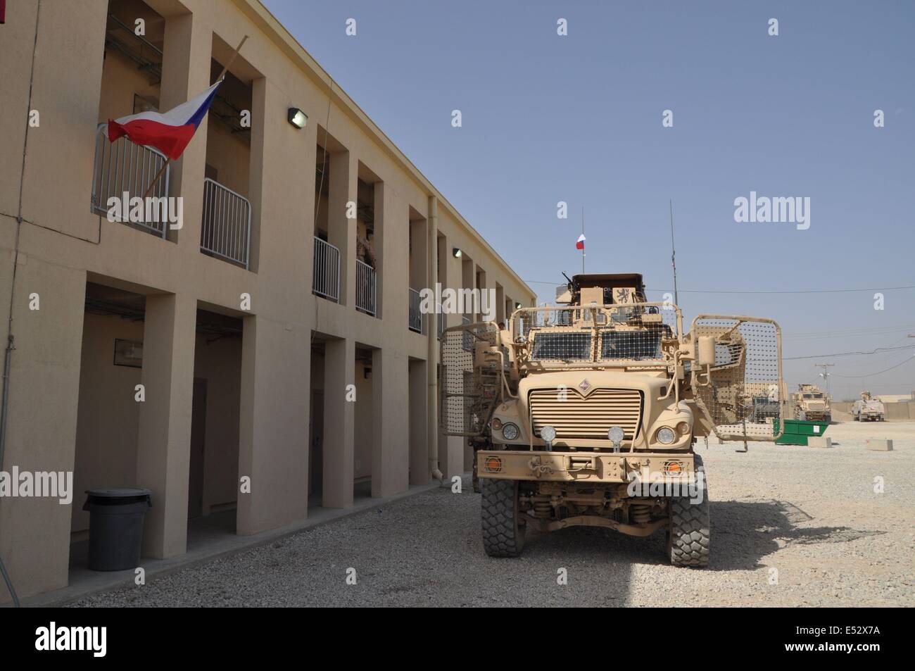 Resistente alla miniera imboscata veicolo protetto si è visto all'Bagram base militare in Afghanistan, luglio 17, 2014, dove è servita cinque della Repubblica ceca i soldati che erano tra le 16 persone uccise il 8 luglio dopo un attentatore suicida ha colpito in Afghanistan e le forze straniere nella provincia orientale di Parwan. (CTK foto/Karel Capek) Foto Stock