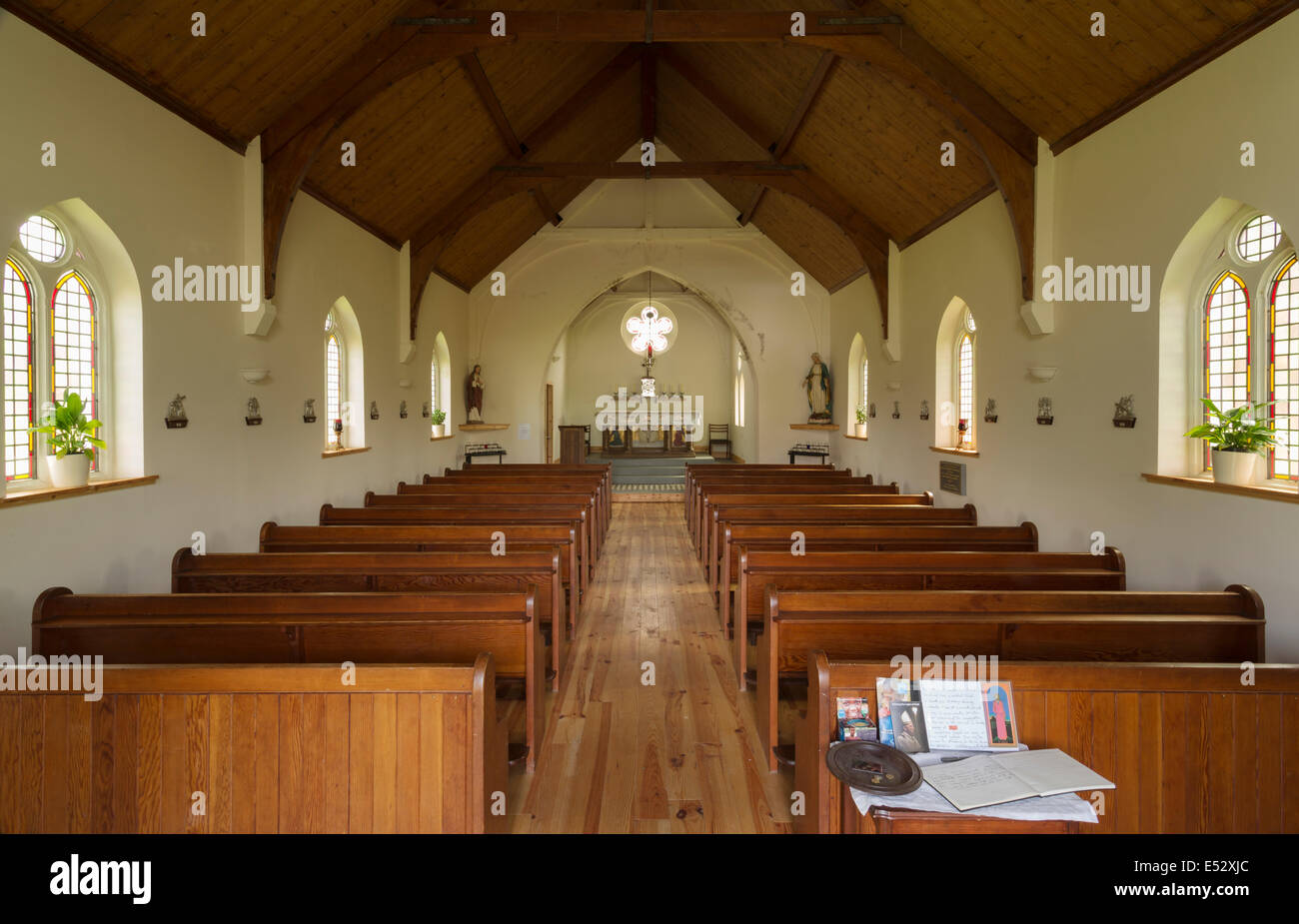 Immagine interno di St Donnan la Chiesa Cattolica Romana a Cleadale sull'isola scozzese di Eigg. Foto Stock