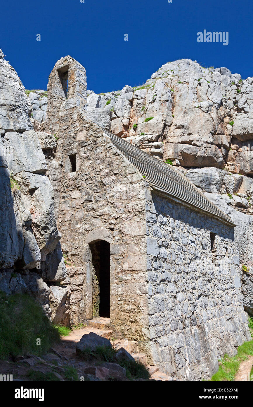 St Govan la cappella costruita nel lato della scogliera, Pembrokeshire Foto Stock