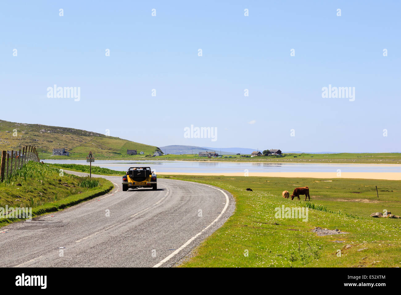 Aprire lo sport di alto livello di guida auto su un paese unfenced strada costiera di Traigh Scarasta beach Isle of Harris Ebridi Esterne della Scozia UK Foto Stock