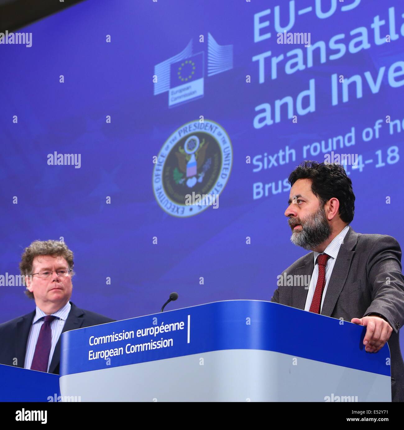 Bruxelles, sede centrale della Commissione europea a Bruxelles. 18 Luglio, 2014. Unione europea capo negoziatore Ignacio Garcia Bercero (R) e Stati Uniti capo negoziatore Dan Mullaney, indirizzo media alla fine del sesto round del gli scambi e gli investimenti transatlantici di partenariato (TTIP), presso la sede centrale della Commissione europea a Bruxelles il 18 luglio 2014. Credito: Gong Bing/Xinhua/Alamy Live News Foto Stock