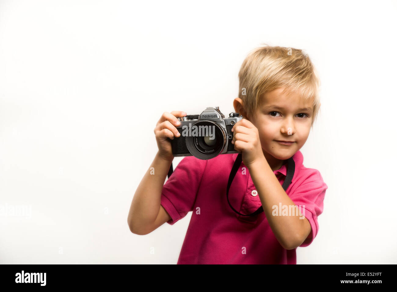 Ragazzo con la fotocamera classica Foto Stock