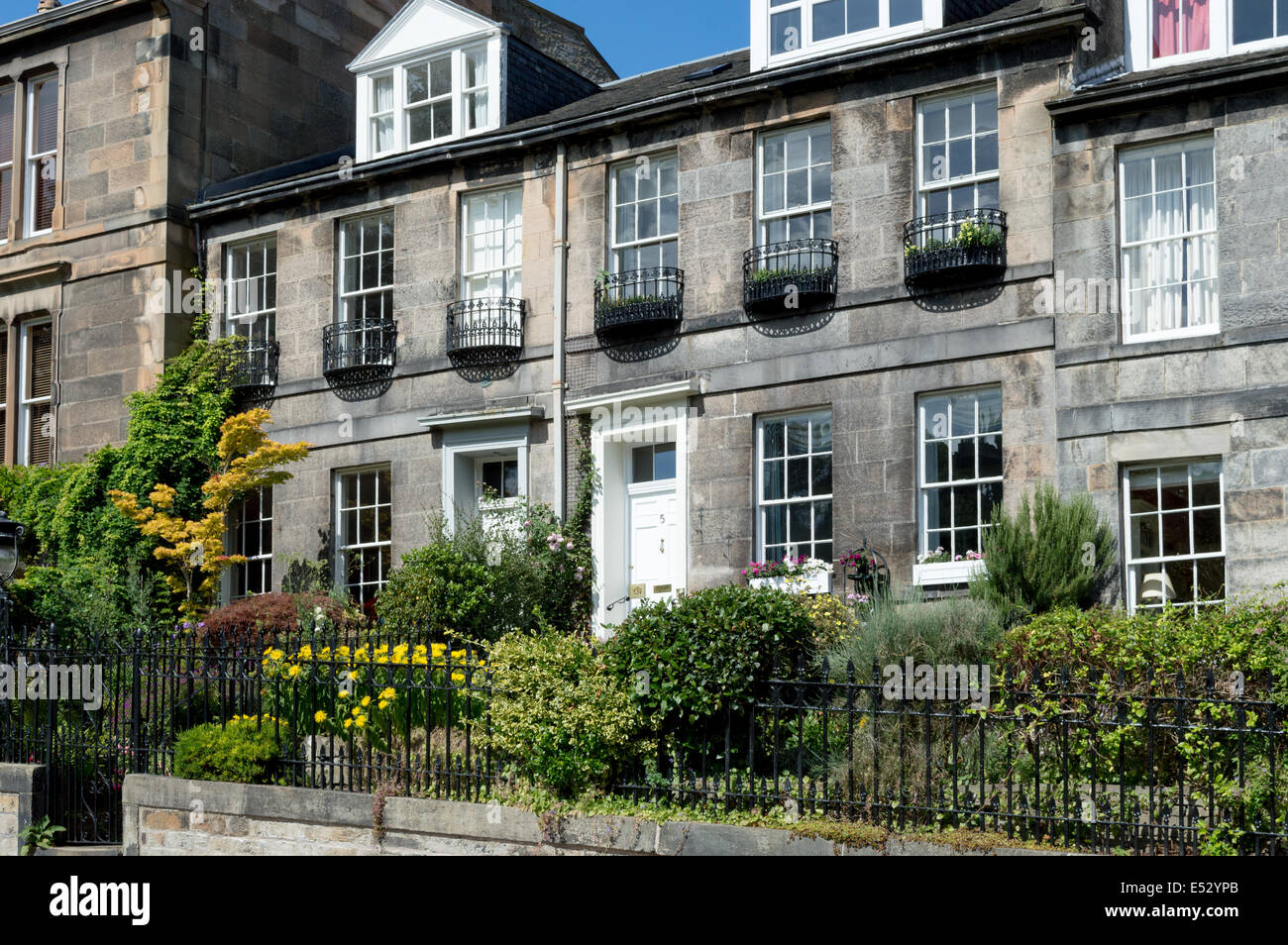 Giardini pittoreschi e gli edifici di Upper Dean terrazza, Edinburgh New Town Foto Stock