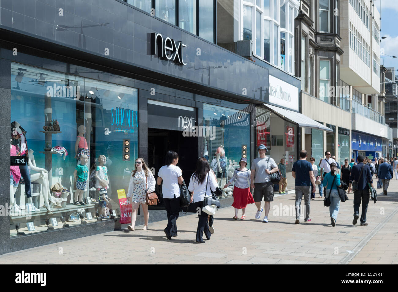 Il prossimo negozio di abbigliamento su Princes Street Edinburgh Foto Stock