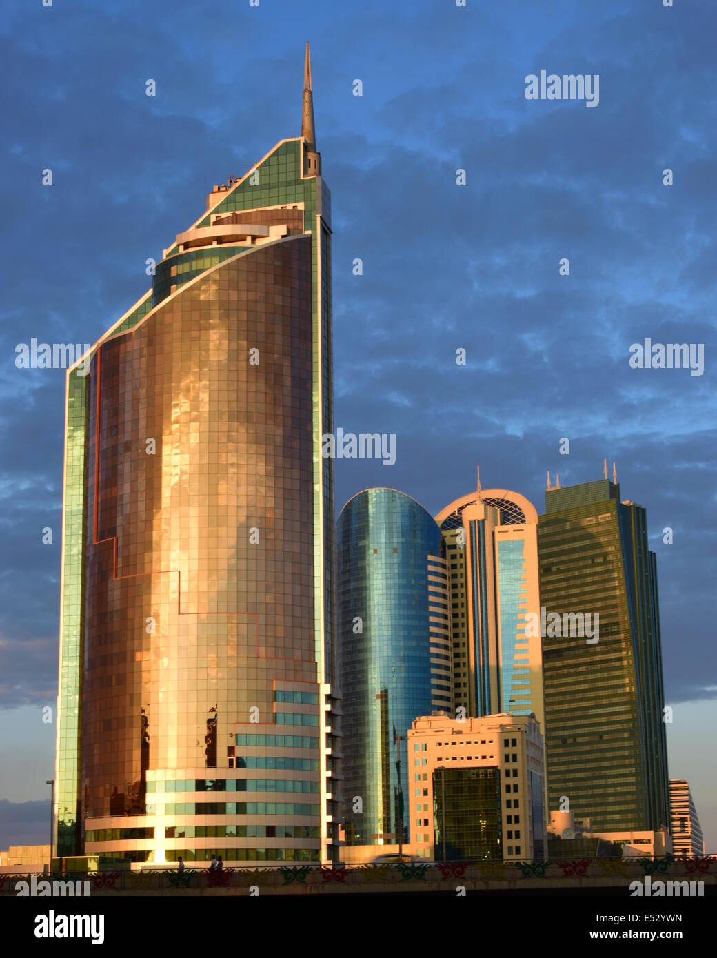 Un cluster di torri moderne in astana / Kazakistan nella luce della sera Foto Stock