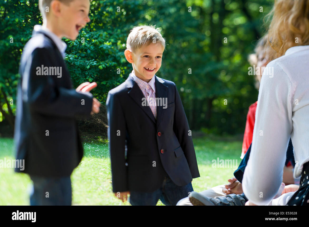 Tra compagni di scuola Foto Stock