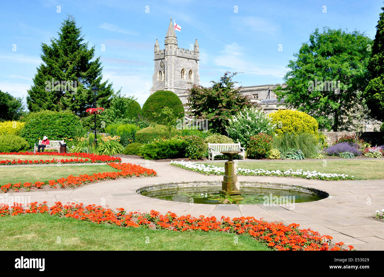 Bucks Chilterns Old Amersham Giardino della Rimembranza vista attraverso i fiori e fontana alla chiesa parrocchiale di sole estivo cielo blu Foto Stock