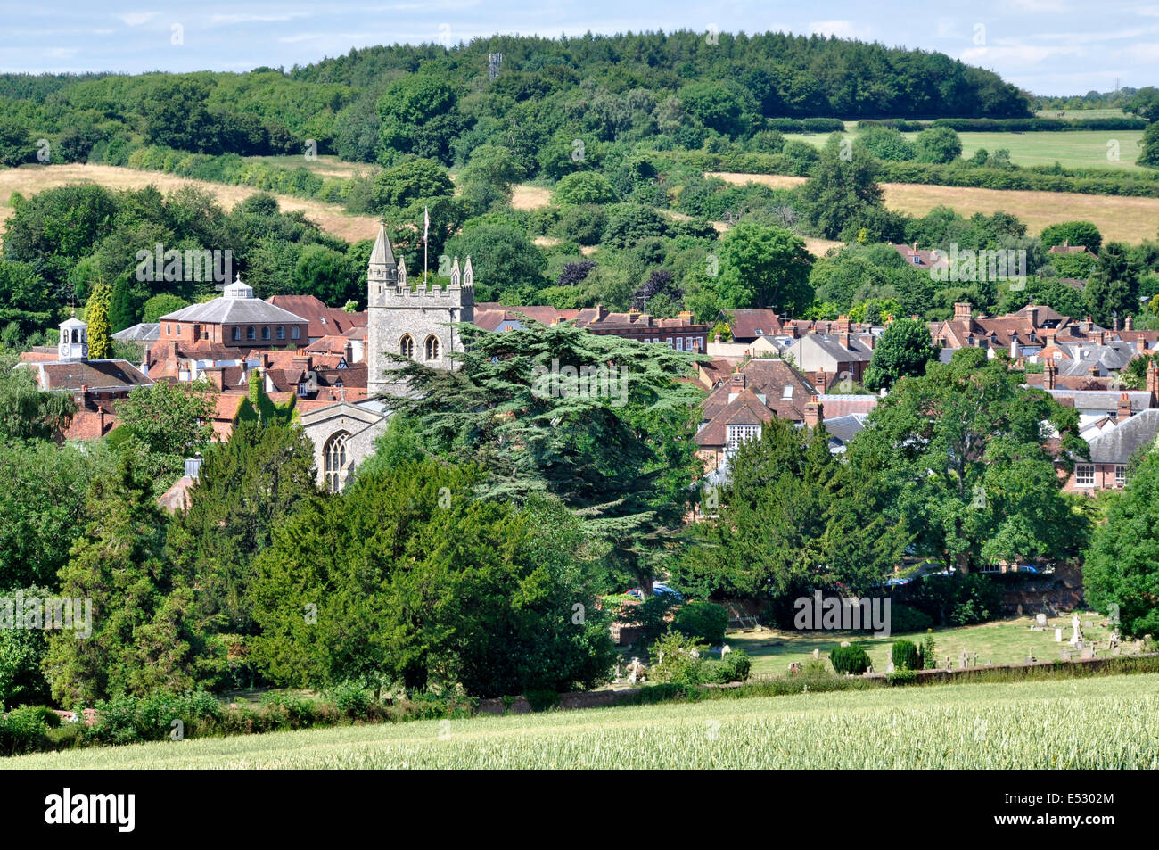 Bucks Chiltern Hills - vista su Amersham Città Vecchia - immerso tra alberi maturi nella bellissima valle del fiume Misbourne - su HS2 ROTTA Foto Stock