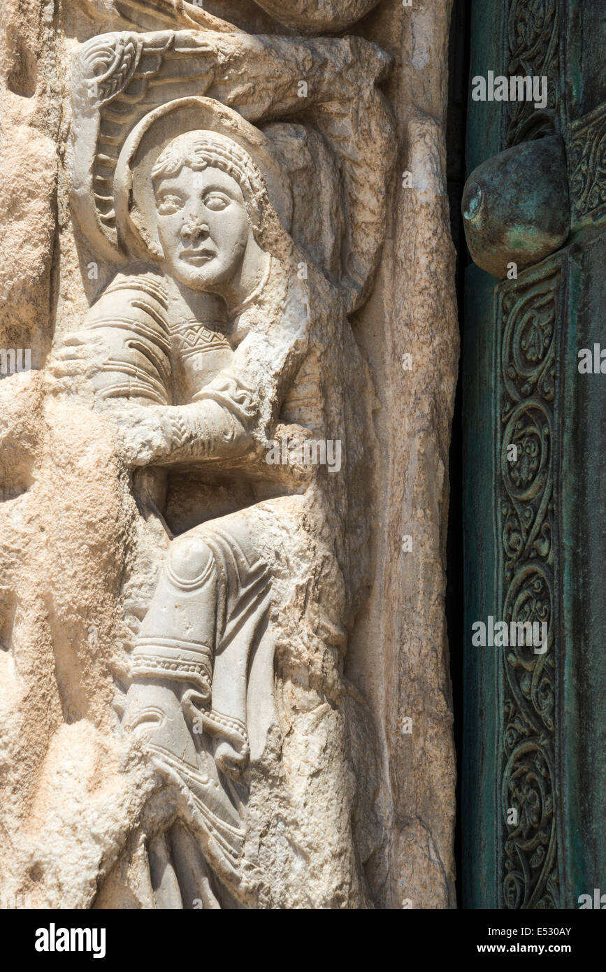 Dettagli sul romanico scolpito surround e porte di bronzo al XII secolo cattedrale romanica a Trani, Puglia, io meridionale Foto Stock