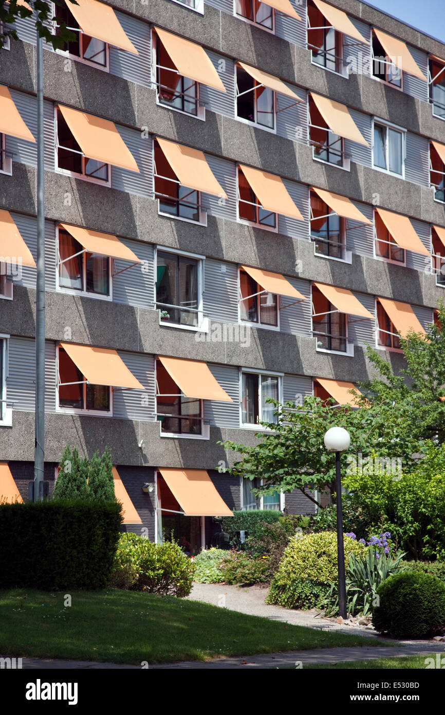 Un blocco di appartamenti a Hilversum con orange ombrelloni Foto Stock