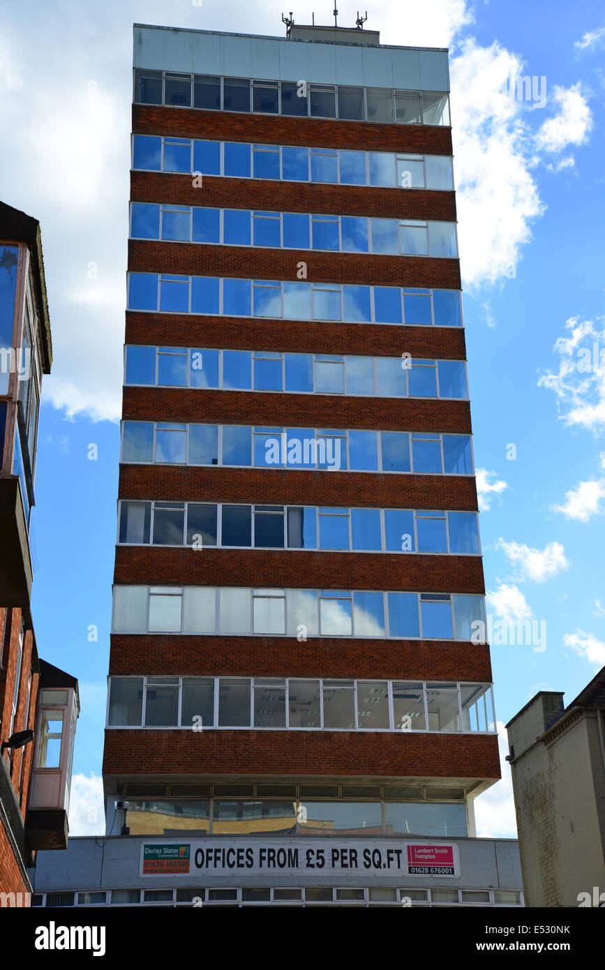 Alto edificio di uffici, Maidenhead, Royal Borough of Windsor e Maidenhead, Berkshire, Inghilterra, Regno Unito Foto Stock