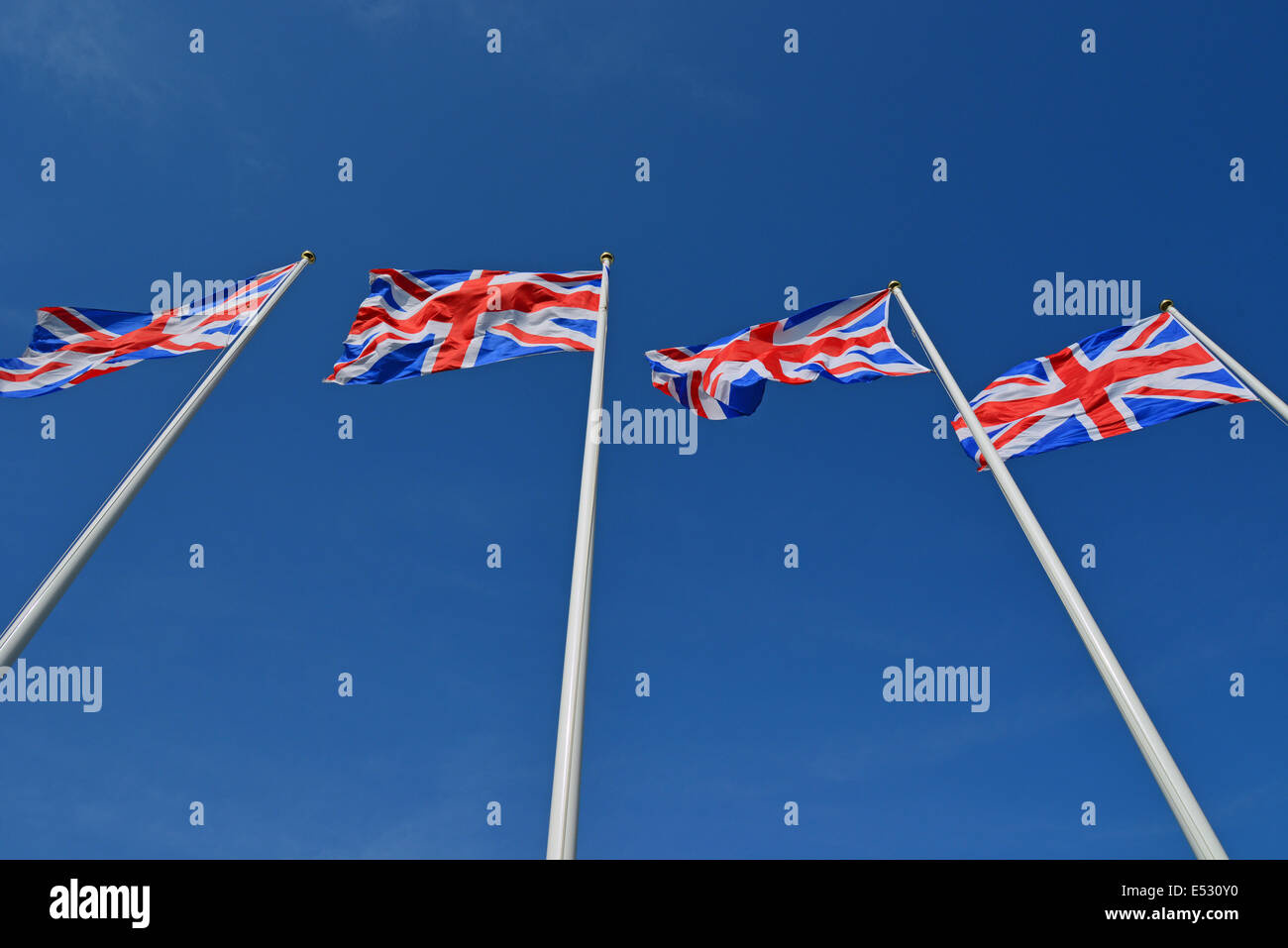 Fila di Union Jack Flag, Dallas Burton Polo Club, Southam, Warwickshire, Inghilterra, Regno Unito Foto Stock