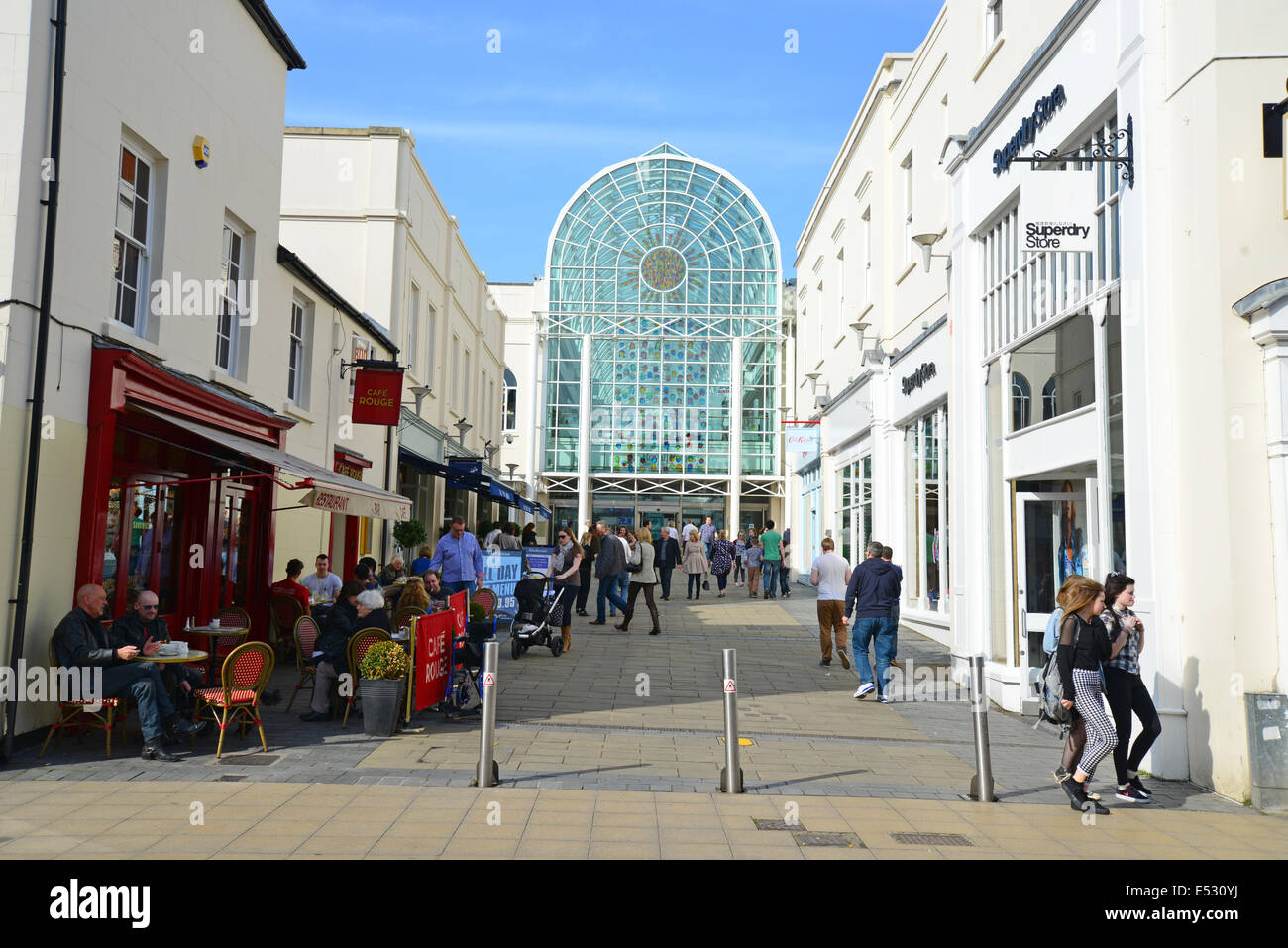Il Royal Priors Shopping Centre, il Royal Leamington Spa Warwickshire, Inghilterra, Regno Unito