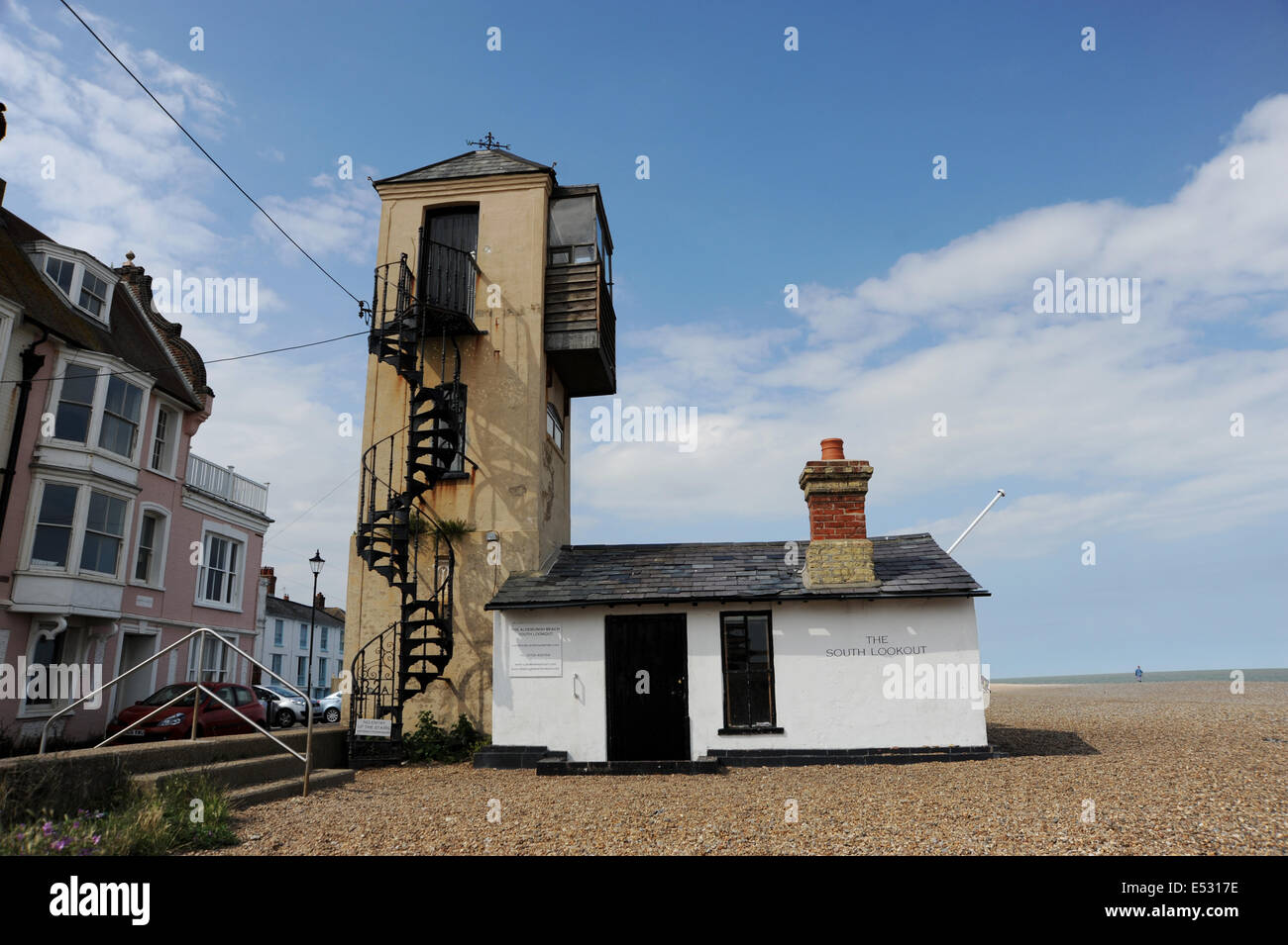 Viste intorno il Suffolk cittadina balneare di Aldeburgh luglio 2014 la famosa South Lookout edificio sulla spiaggia Foto Stock