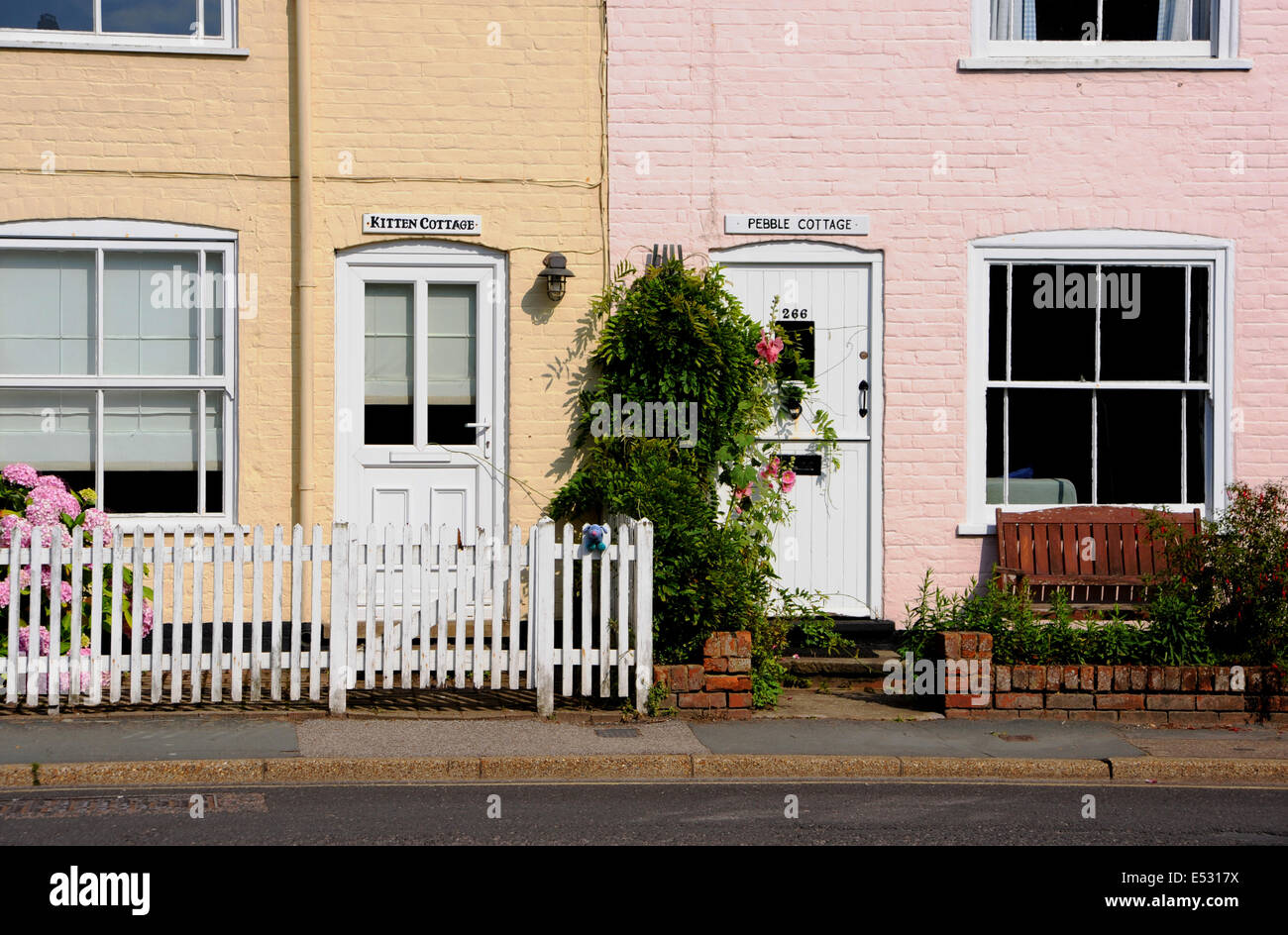 Viste intorno il Suffolk cittadina balneare di Aldeburgh pittoreschi cottage gattino e Pebble Cottage Foto Stock