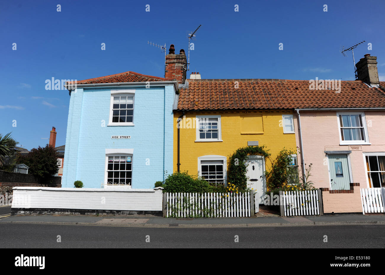 Viste intorno il Suffolk cittadina balneare di Aldeburgh UK dipinto pittoreschi cottage e appartamenti per vacanze Foto Stock