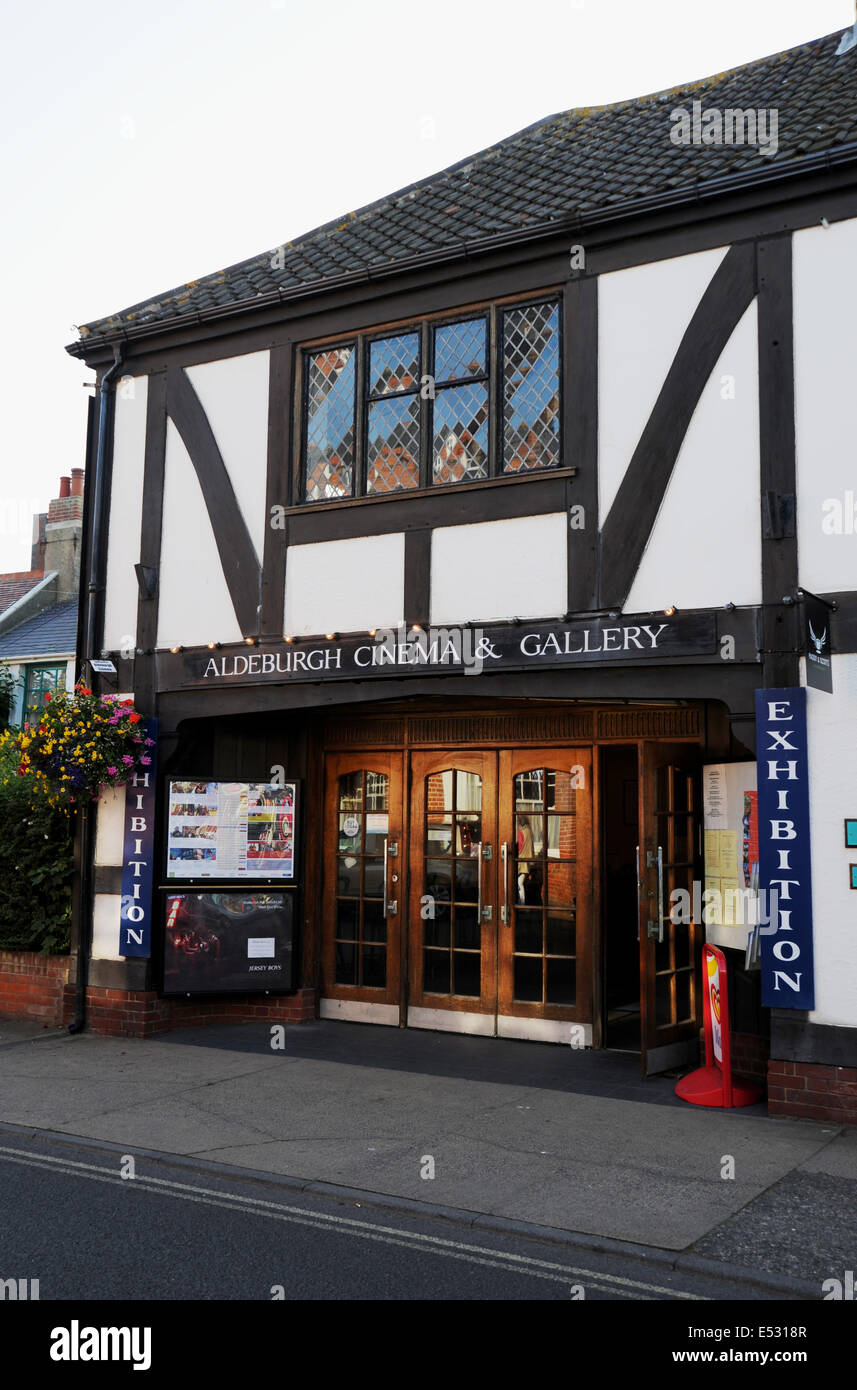 Viste intorno il Suffolk cittadina balneare di Aldeburgh il cinema e la Galleria d'arte Foto Stock