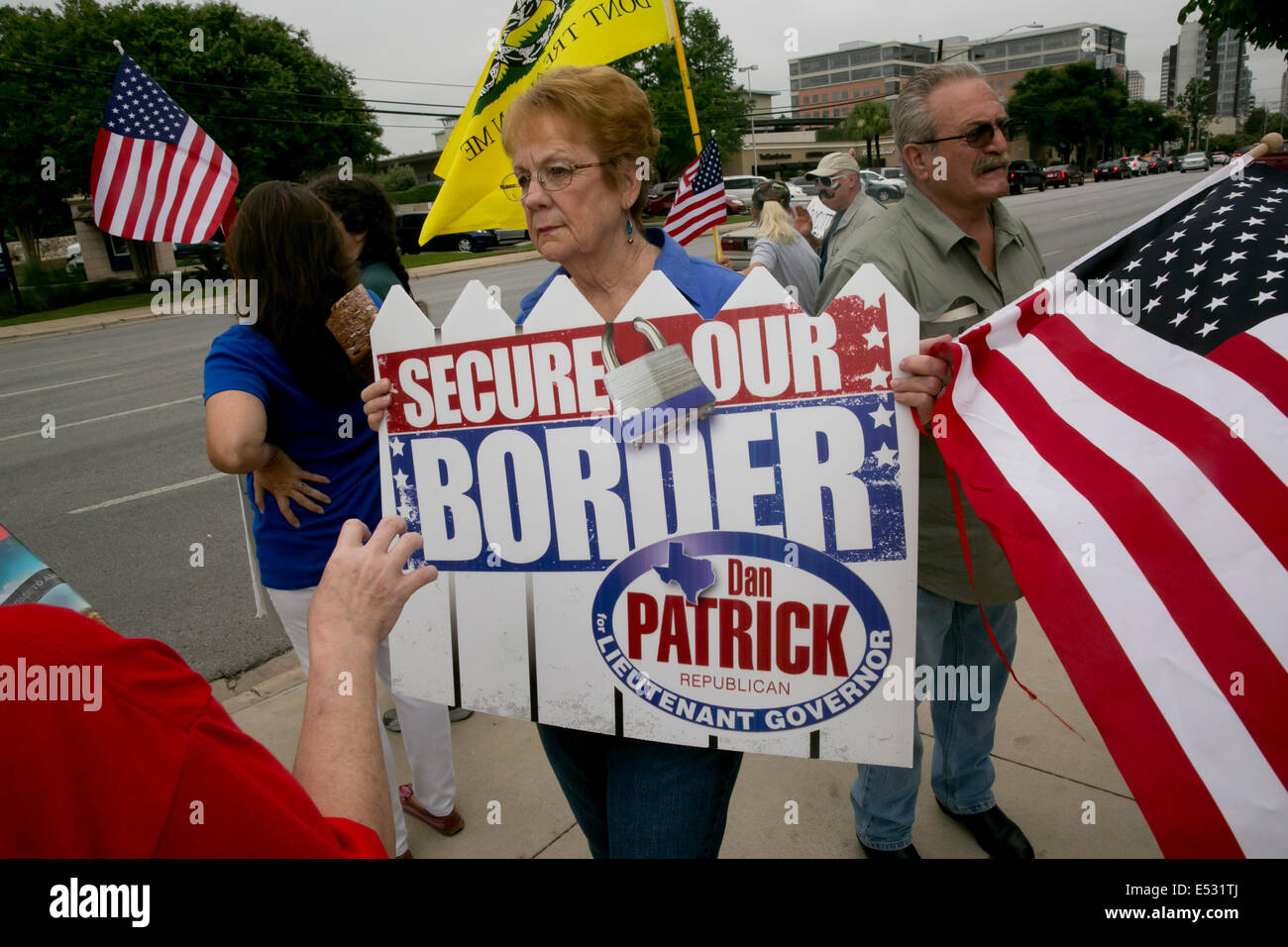 Austin, TX, Stati Uniti. 18 Luglio, 2014. I dimostranti si sono riuniti vicino al consolato messicano. Un gruppo di circa venti persone sono state presenti di esprimere la loro opinione che includevano anti-immigrazione illegale, anti-Obama e pochi invocando per i bambini innocenti. Il confine Texas-Mexico ha visto un aumento degli immigrati, molti bambini senza genitori, attraversando in USA illegalmente. Foto Stock