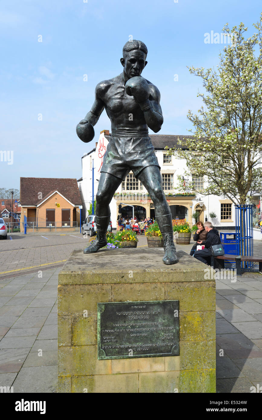 Il Randolph Adolphus Turpin (pugile campione del mondo) statua, luogo di mercato, Warwick, Warwickshire, Inghilterra, Regno Unito Foto Stock