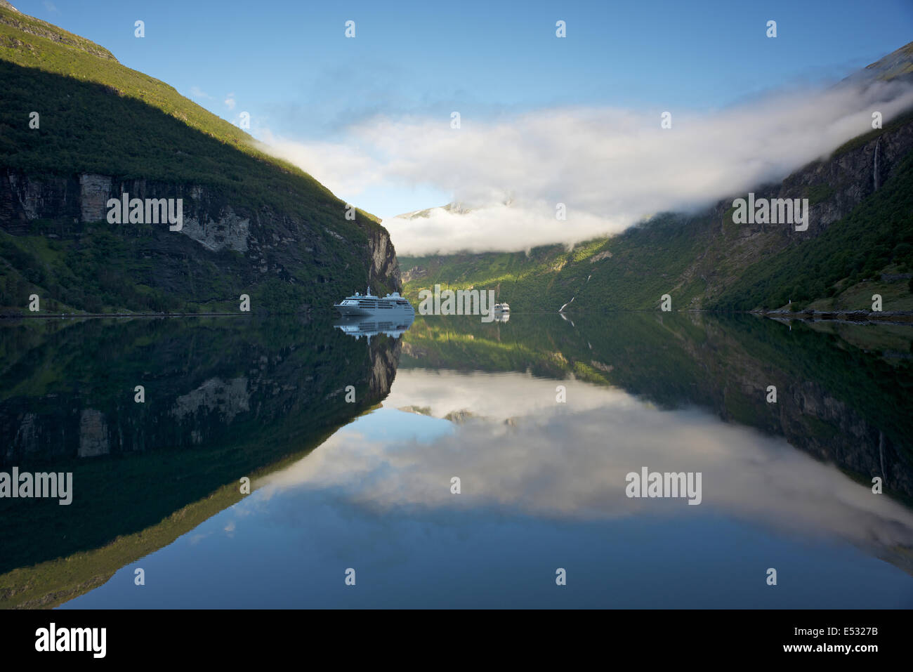 Fiordo riflettente Geiranger Norvegia Foto Stock