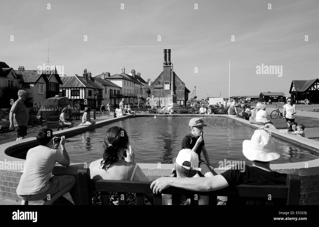 Aldeburgh Suffolk UK - viste intorno alla città balneare di Suffolk di Aldeburgh, la famosa piscina per le canottaggio e le pedalate Foto Stock