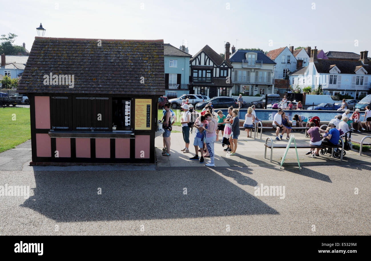 Aldeburgh Suffolk UK - vedute intorno alla cittadina costiera di Suffolk t di Aldeburgh chiosco gelati sul lungomare Foto Stock