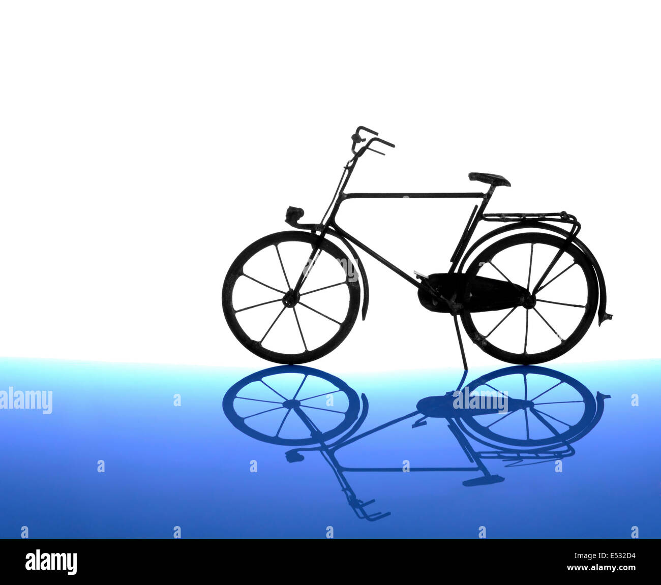 Silhouette di un uomo modello di bici con la riflessione sulla massa blu Foto Stock