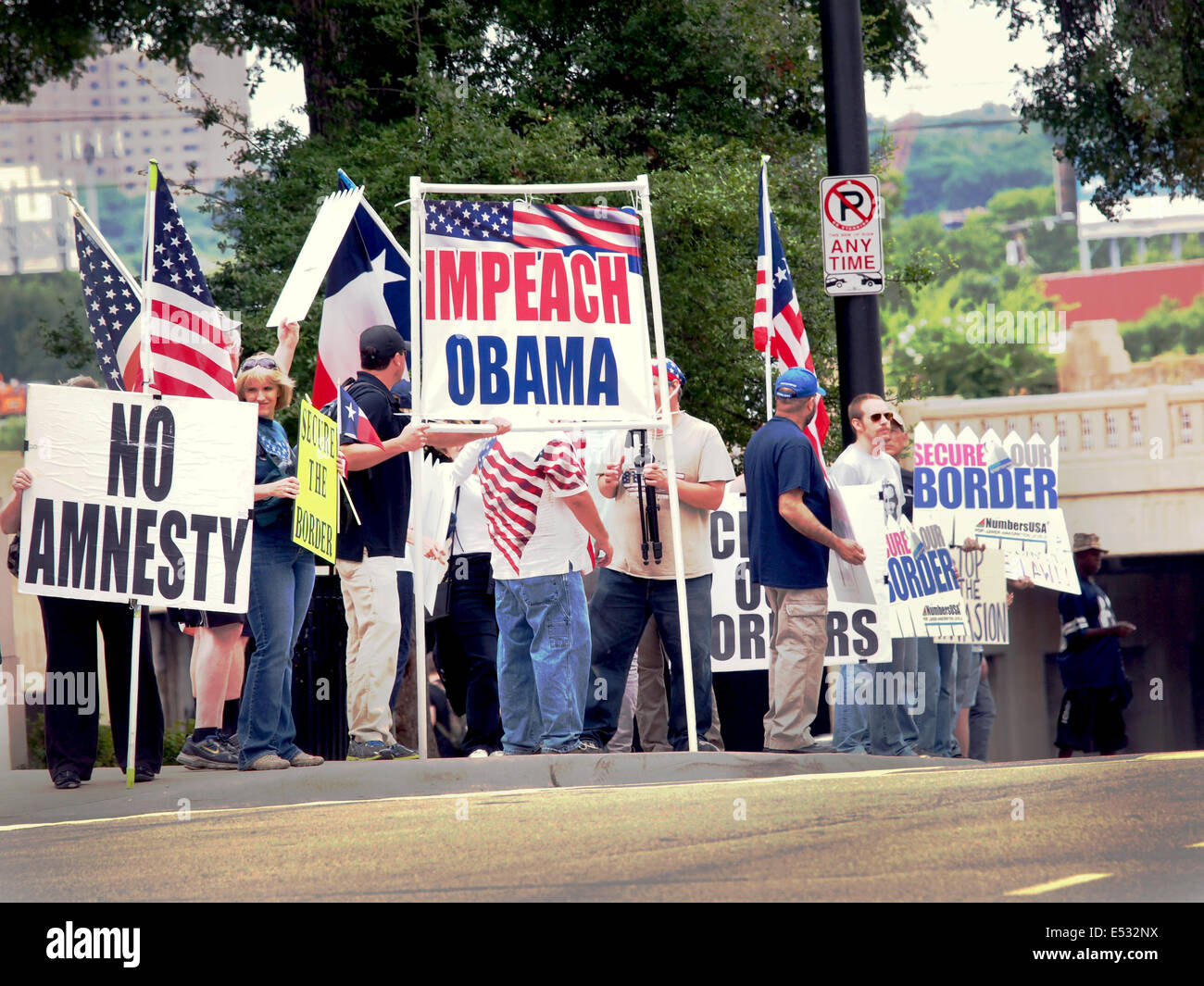 Pro e con la dimostrazione sull'ondata di immigrazione e se a deportare o ricovero bambini da America centrale come rifugiato politico Foto Stock
