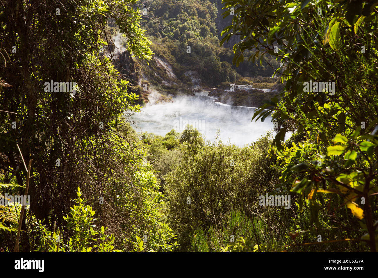 Le nuvole di vapore che salgono dal padella Lago Foto Stock