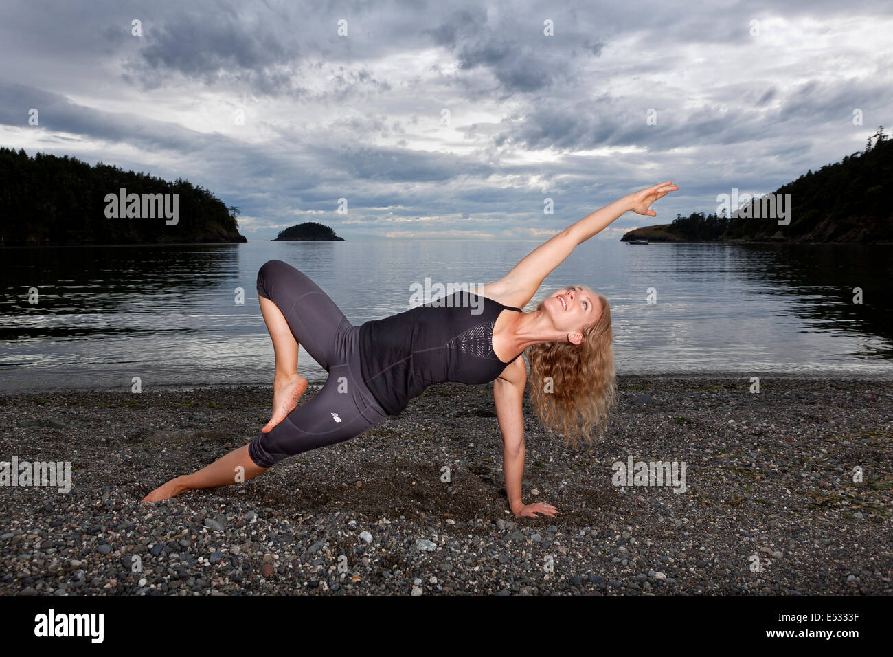 WASHINGTON - istruttore yoga Carly Hayden in fase di riscaldamento. Foto Stock